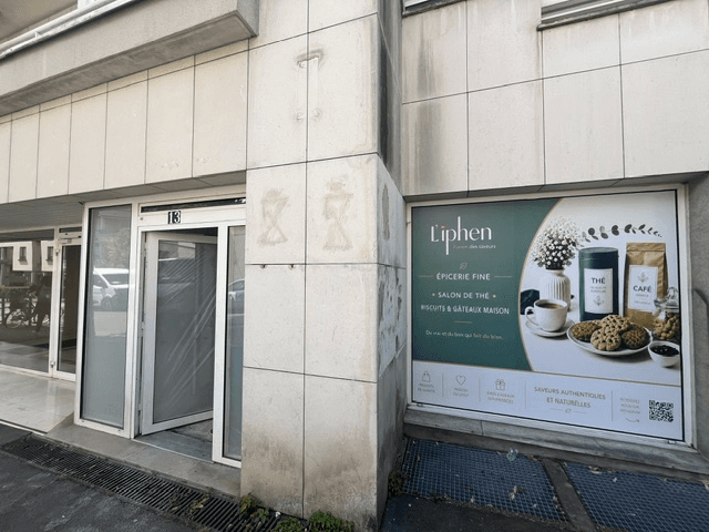 Façade de la boutique L'iphen en travaux