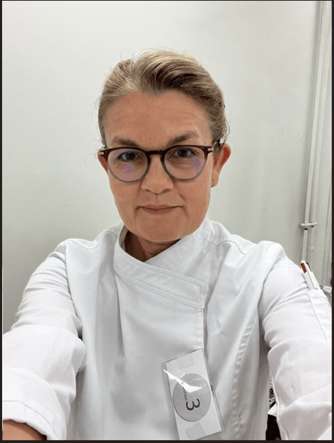 Isaura, en tenue de pâtissière